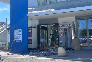 Sfondano il muro con un’auto rubata, ladri rapinano il bancomat del centro commerciale di Ragnola